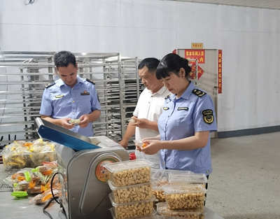 罗山县市场监管局开展端午节前糕点行业食品安全检查(图1)